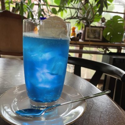 喫茶店と、クリームソーダ。